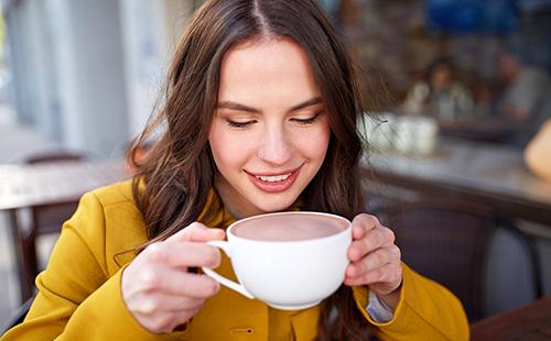 Fille heureuse avec une tasse de cacao