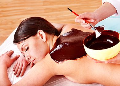 Esteticianul aplică ciocolată