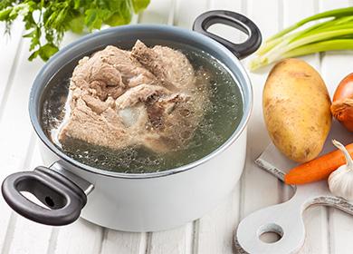 Un morceau de viande dans une casserole