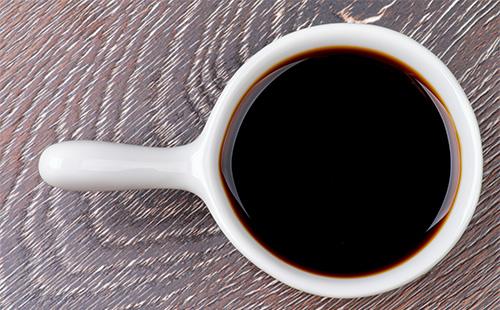 Sosul Teriyaki într-o cană