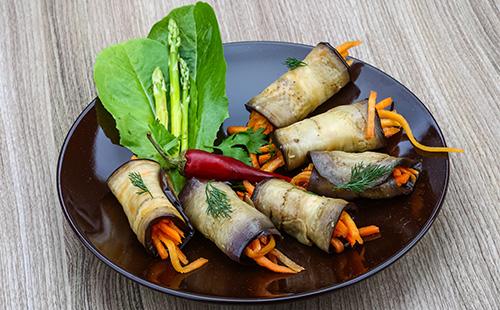 Rotllets d’albergínia en un plat