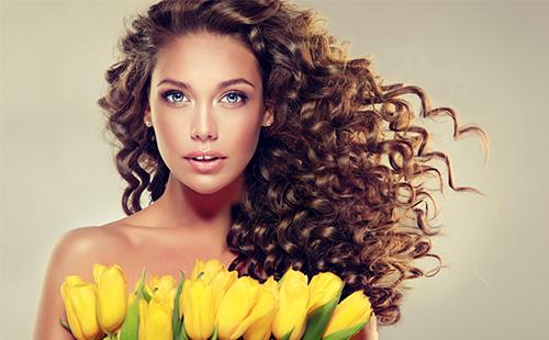 Брюнетка с къдрава коса