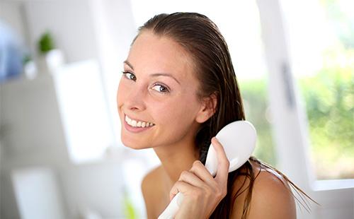 Hermosa chica peinándose