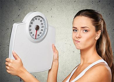 Fata ține cântare în mâini