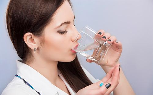 Mujer tomando una pastilla