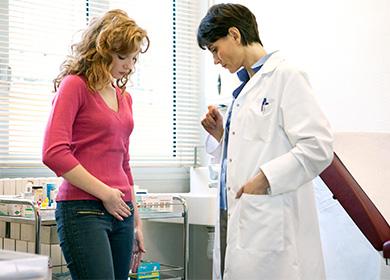 Mujer en la cita del doctor