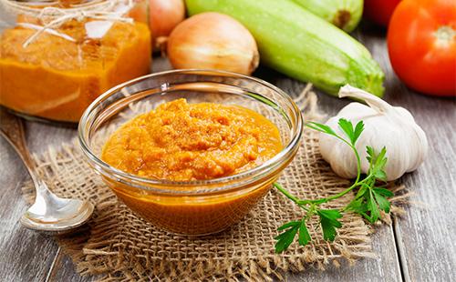 Cuketa kaviár v talíři