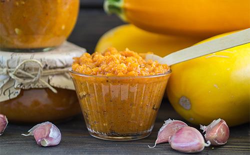 Cuketa kaviár v misce