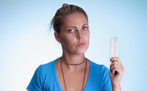 Ang isang batang babae sa isang asul na T-shirt ay may hawak na isang tablet