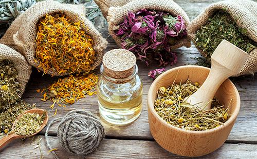 Sacs et contenants avec des herbes et des huiles