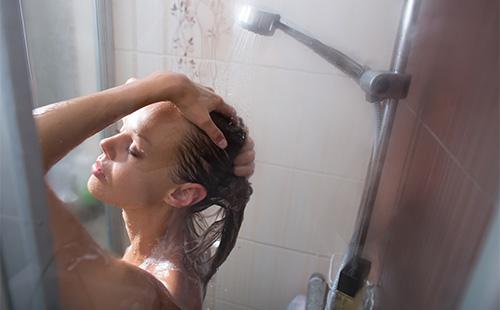 Naligo ang batang babae