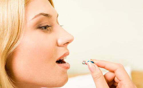 Chica tomando medicina