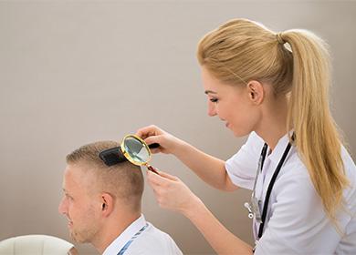 Le médecin examine la racine des cheveux