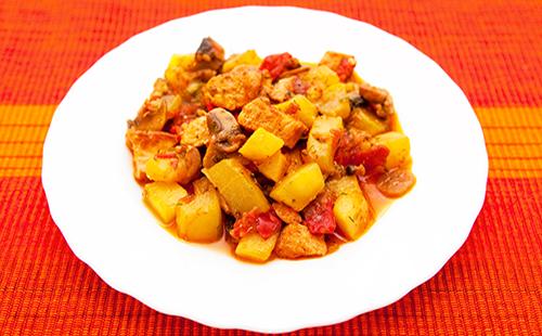 Aubergine und Tomate auf einem weißen terrel