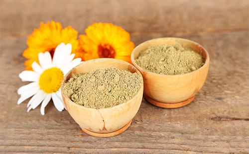 Henné dans des bols