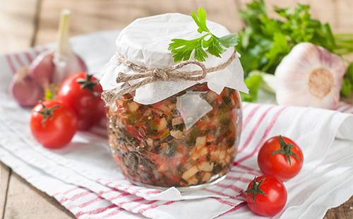 Albergínia adobada en un flascó