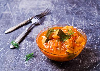 Zucchini Lecho într-un bol și tacâmuri