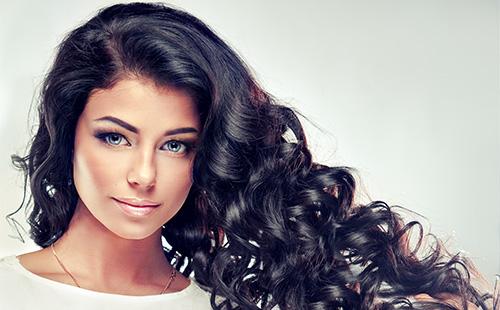 Bela morena com cabelos cacheados