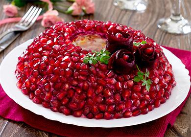 Salată cu Hood Red Red Little și cum să o transformăm într-o pălărie de Moș Crăciun pentru Anul Nou