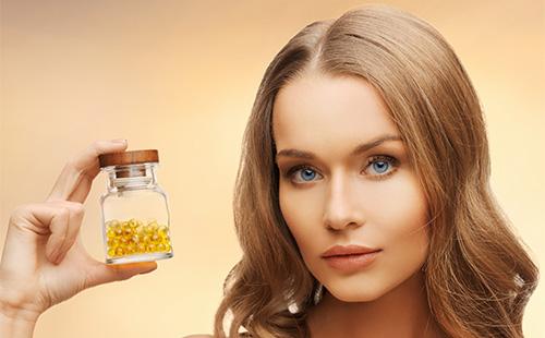 Fată cu o sticlă de vitamine