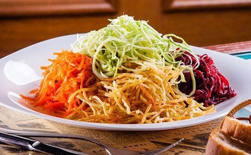 Lâminas de legumes em um prato