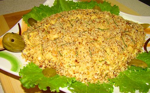 Salată de țestoase cu castraveți, brânză și ouă