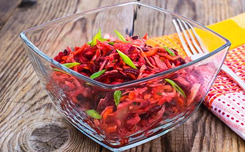 Rote-Bete-Wurzeln, Kohl und Karottensalat mit Kräutern