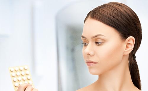 Mujer tiene pastillas en las manos