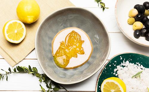 Äggula i en tallrik