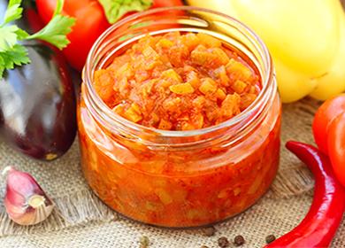 Legume conserve într-un borcan cu piper și usturoi