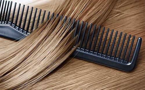 Cheveux et peigne blond