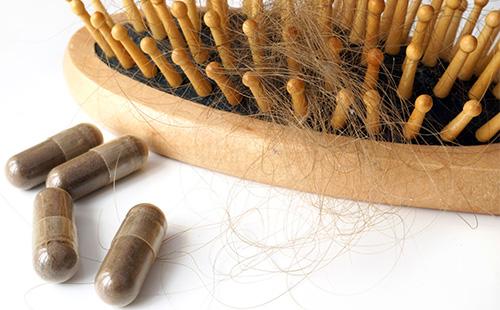 Peigne avec cheveux et pilules