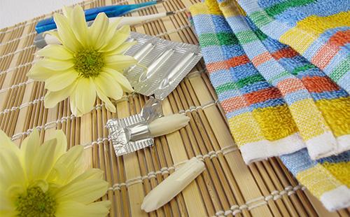 Velas vaginales cerca de la toalla.