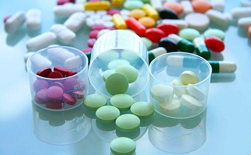 Pastillas multicolores en vasos