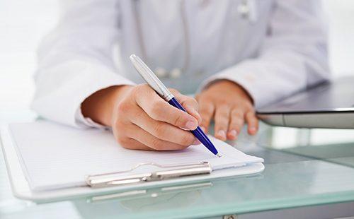 El doctor escribe direcciones