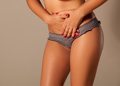 Mujer se aferra a la parte inferior del abdomen