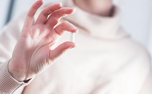 Tablette dans les mains