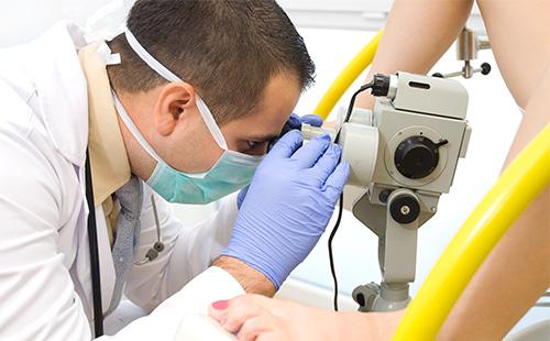 Examen gynécologique sur le fauteuil