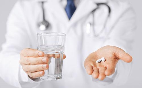 Des pilules dans la paume de votre main