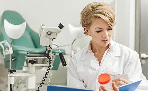 El médico mira las pruebas del paciente.