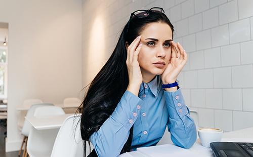 May sakit ang ulo ng babae