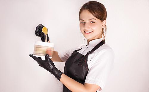 Esthéticienne au sirop pour le shugaring