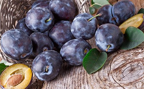 Пресни сливи на масата