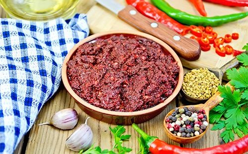 Аджика в плоска чиния