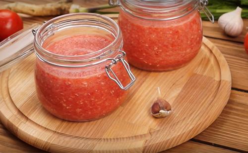 Două conserve de adjika