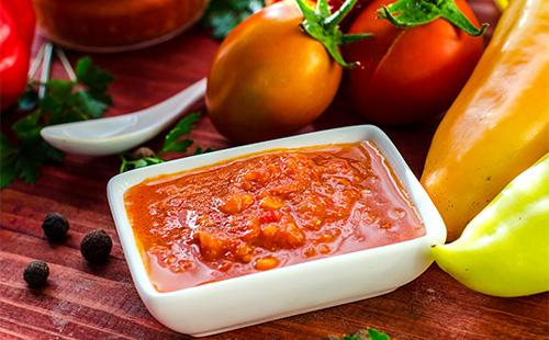 Adjika într-un bol dreptunghiular