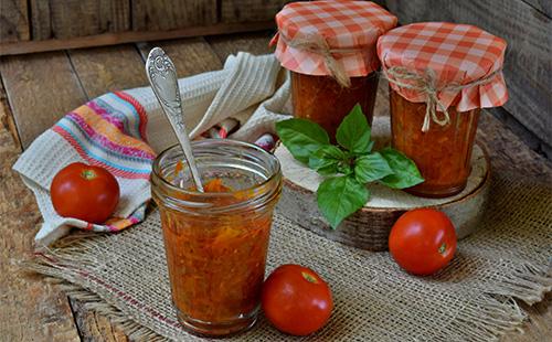 Adjika într-un pahar înalt