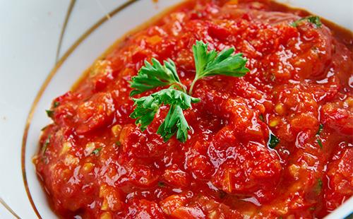 Adjika din roșii și ardei