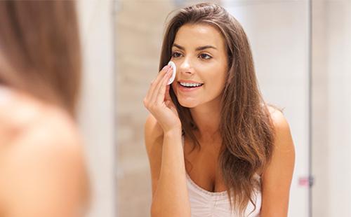 Fata tânără își curăță chipul