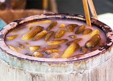 Castraveți murati într-un butoi